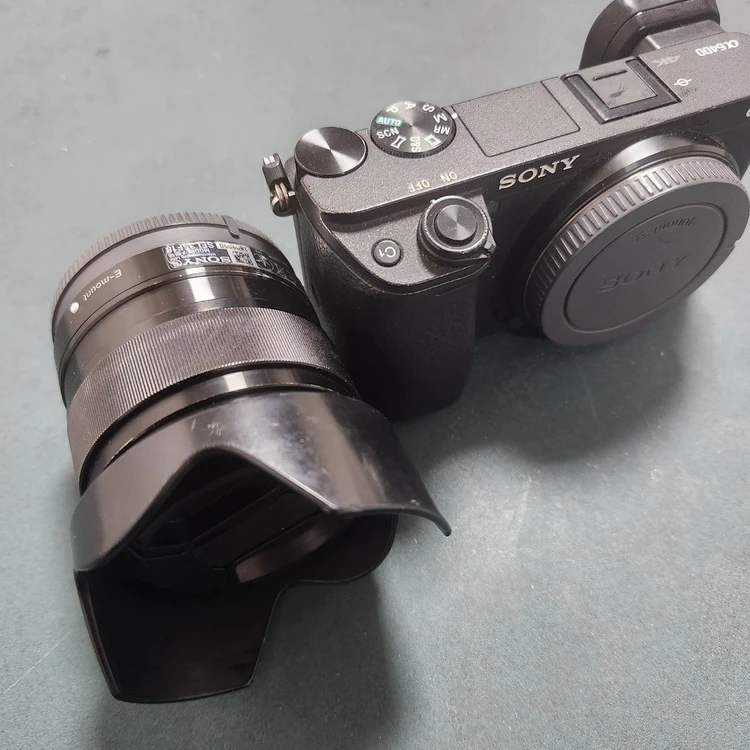 소니 a6400 미러리스 카메라 + sel35f18 렌즈 세트 이미지