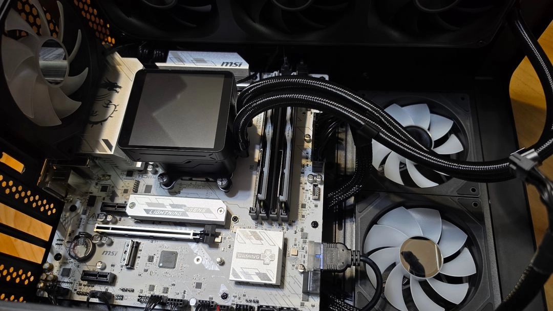 라이젠 9800x3d rtx5080 ssd2t 컴퓨터 본체 이미지
