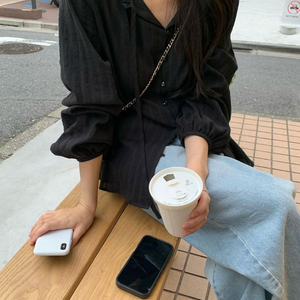 브이넥 프릴 블라우스 이미지