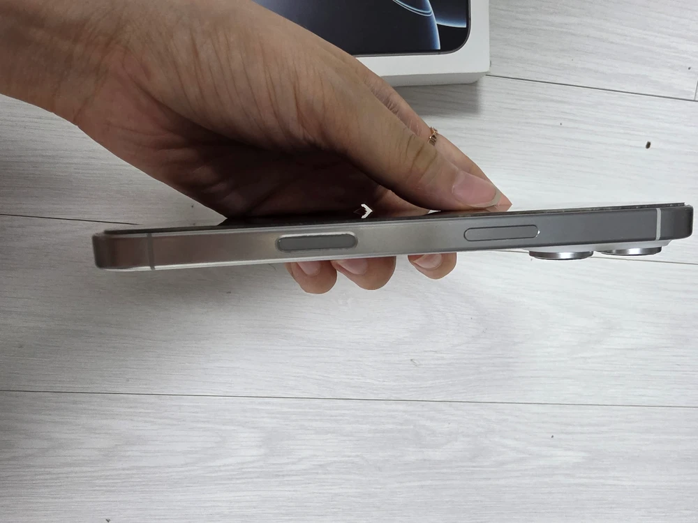 아이폰 16 프로 256GB 화이트 이미지