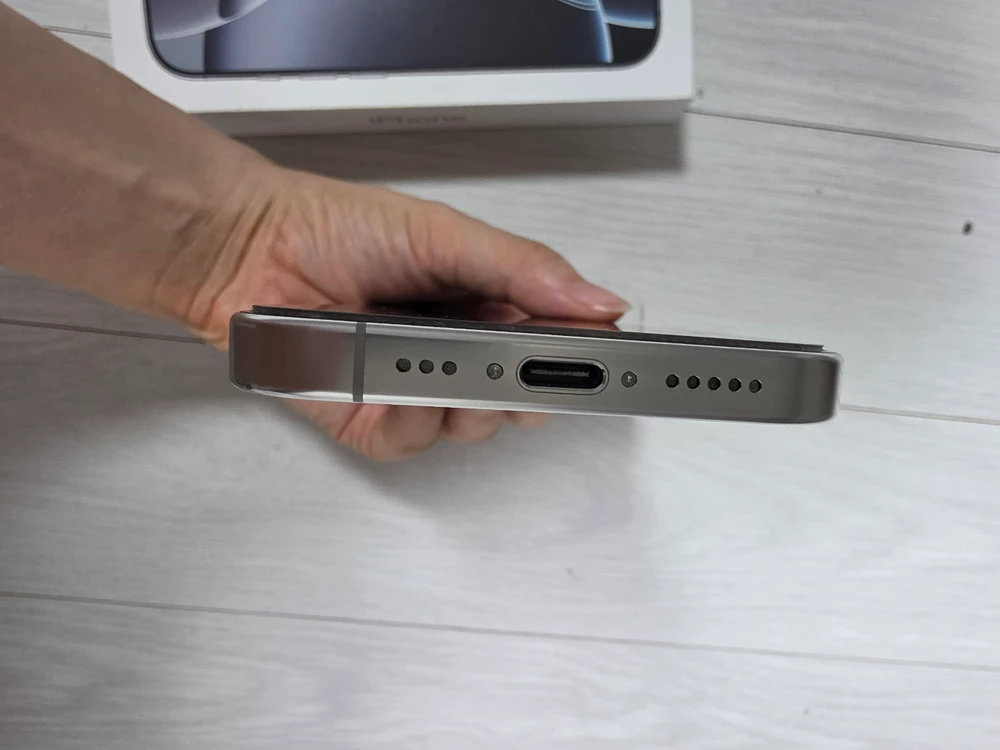 아이폰 16 프로 256GB 화이트 이미지