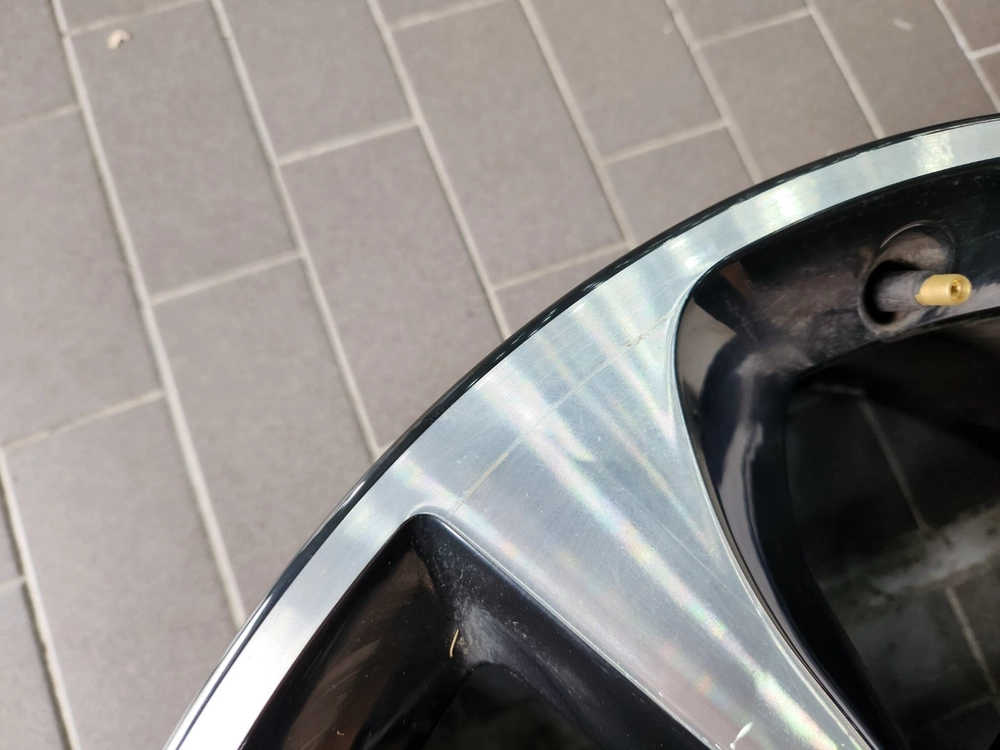 벤테이가 21인치 휠 한대분 250만원 이미지