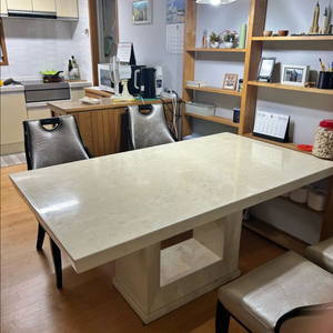 6인용 대리석 식탁 이미지