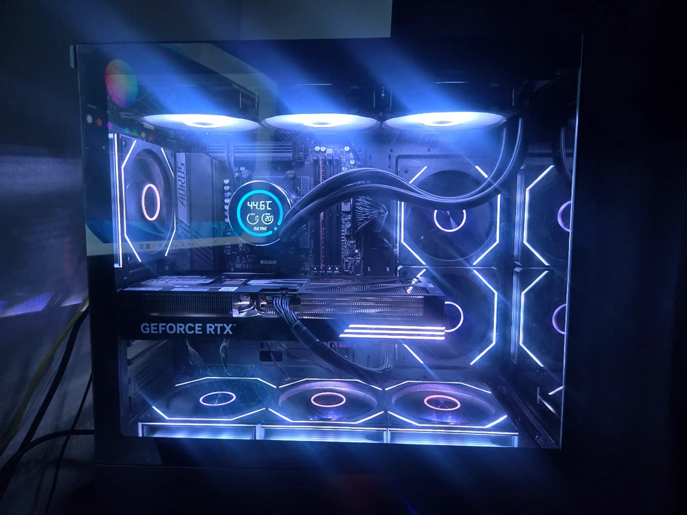 라이젠 7800X3D RTX 5070 32G 1TB 게이밍 컴퓨터 본체 이미지