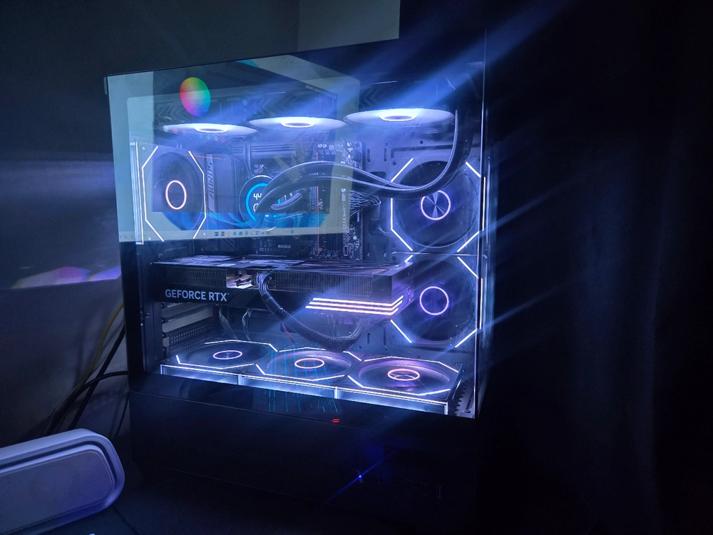 라이젠 7800X3D RTX 5070 32G 1TB 게이밍 컴퓨터 본체 이미지