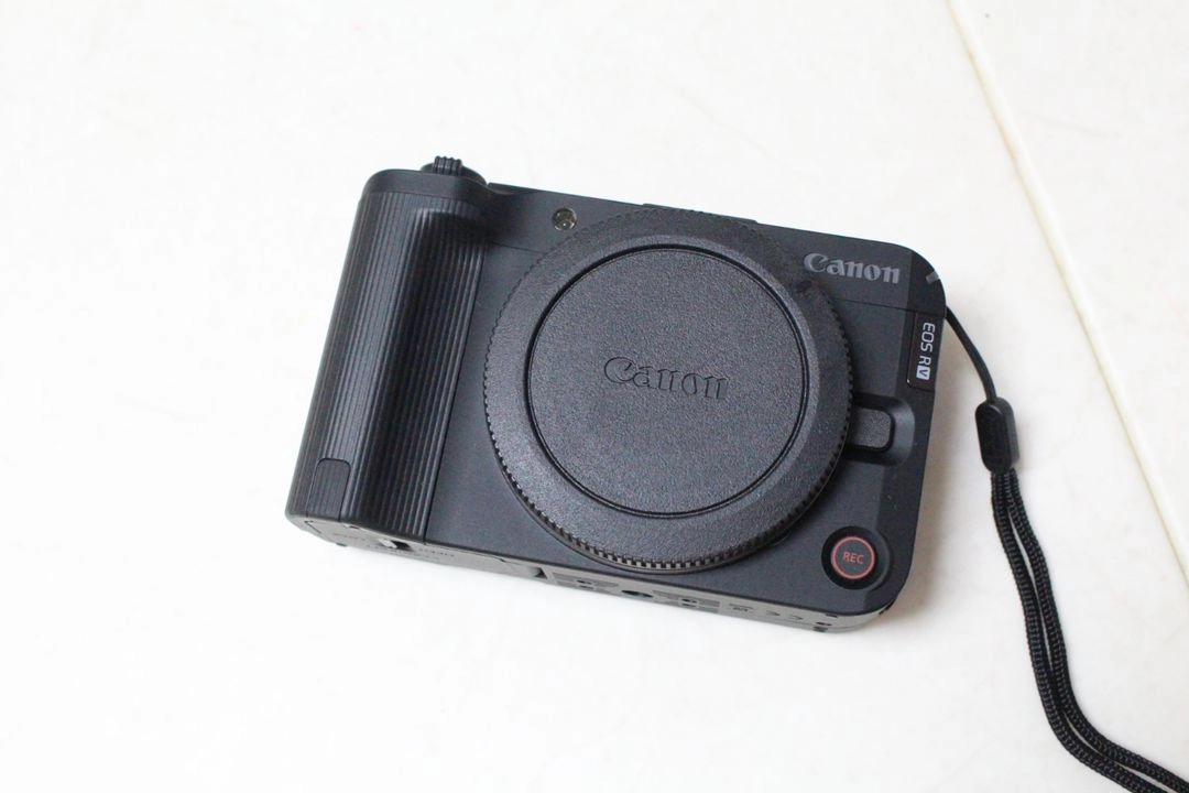 캐논 EOS R50V 바디 영상 입문자용 이미지