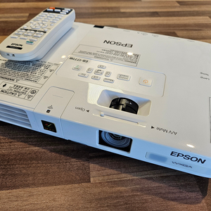 (실사용 26시간) EPSON 초슬림/휴대용 3000안시 빔프로젝터 이미지