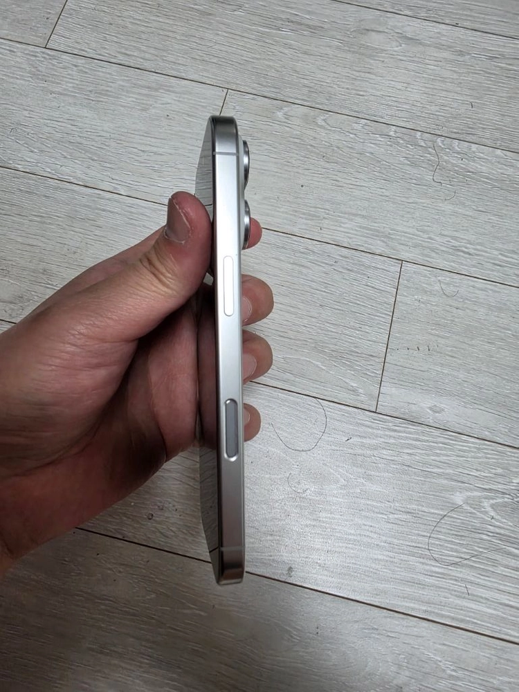 아이폰16프로 화이트 128GB 팝니다 이미지
