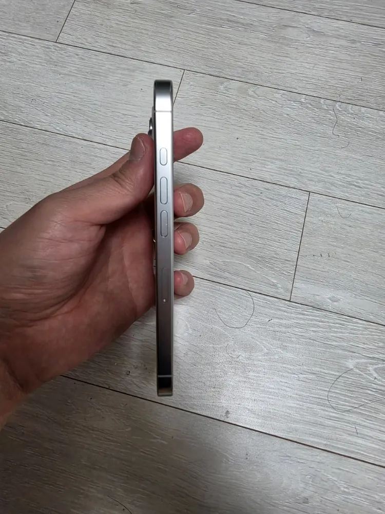 아이폰16프로 화이트 128GB 팝니다 이미지