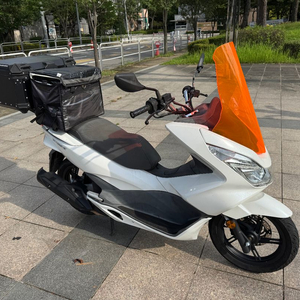 혼다 pcx125 17년 화이트컬러 스마트키 팝니다 이미지