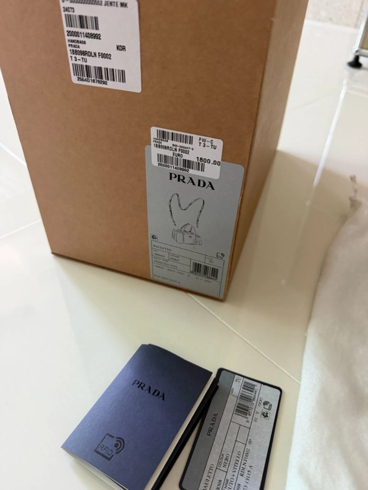 프라다 리나일론 토트백 이미지