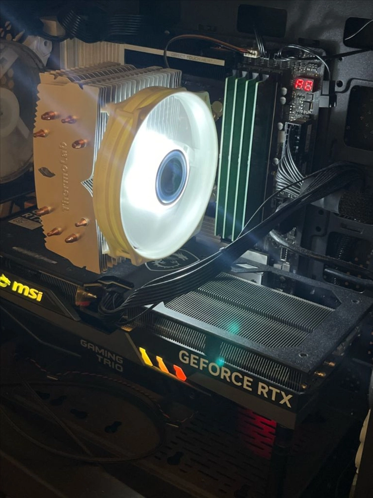 i7-12700 / RTX 4070 / DDR5 32GB / 900W 본체 - 안심되는 중고거래