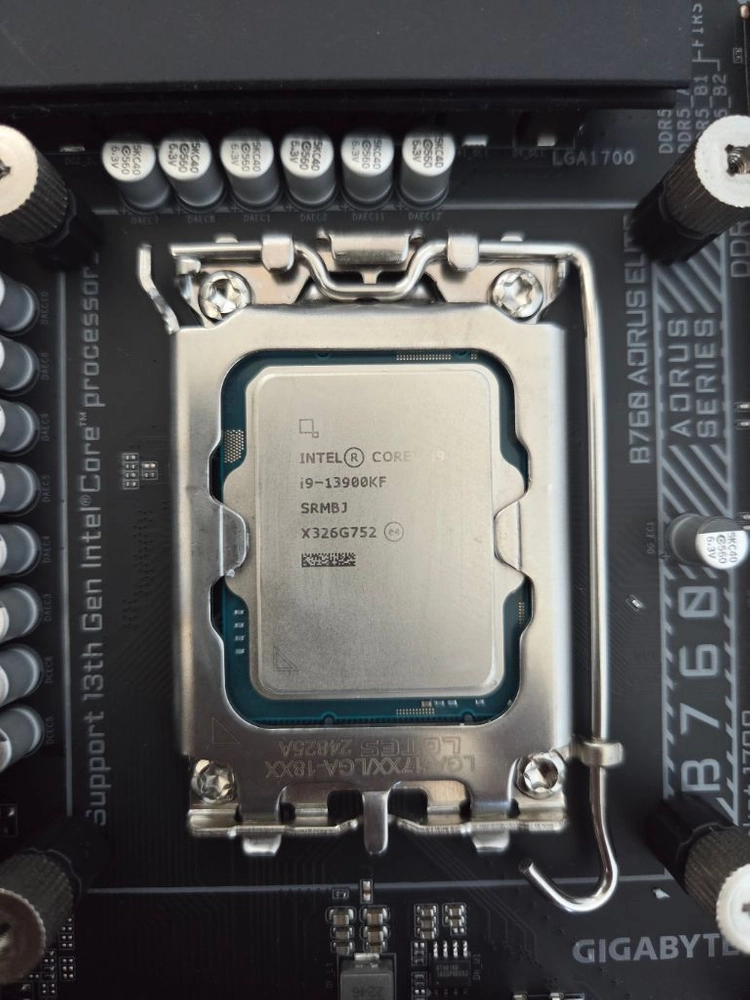I9 13900KF와 B760 어로스엘리트 보드 일괄 이미지