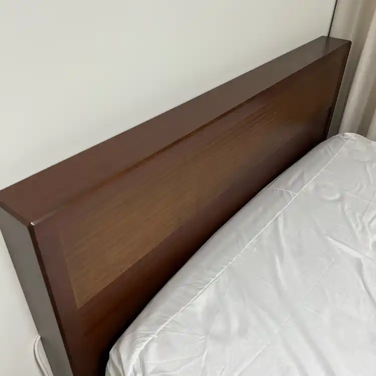 퀸 침대프레임+매트리스 판매합니다. 이미지