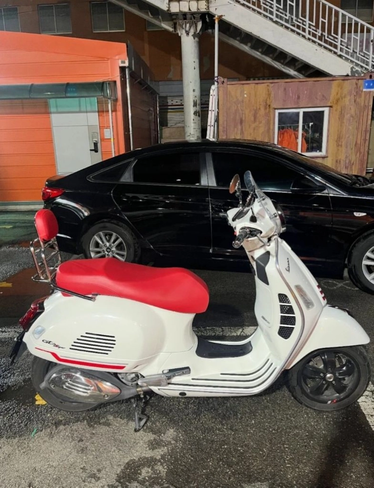 23년 베스파 GTS300 스쿠터 짦은 키로수팝니다 이미지