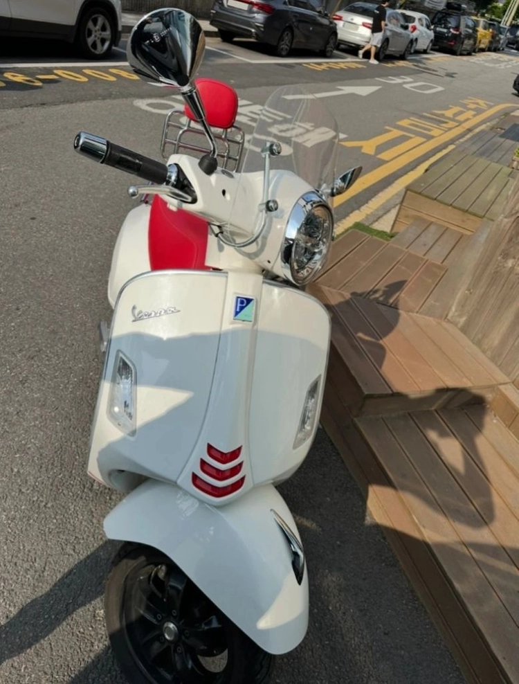 23년 베스파 GTS300 스쿠터 짦은 키로수팝니다 이미지