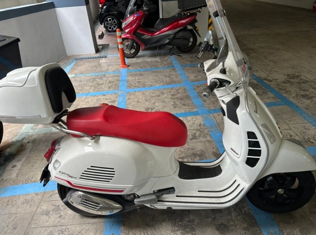 23년 베스파 GTS300 스쿠터 짦은 키로수팝니다 이미지