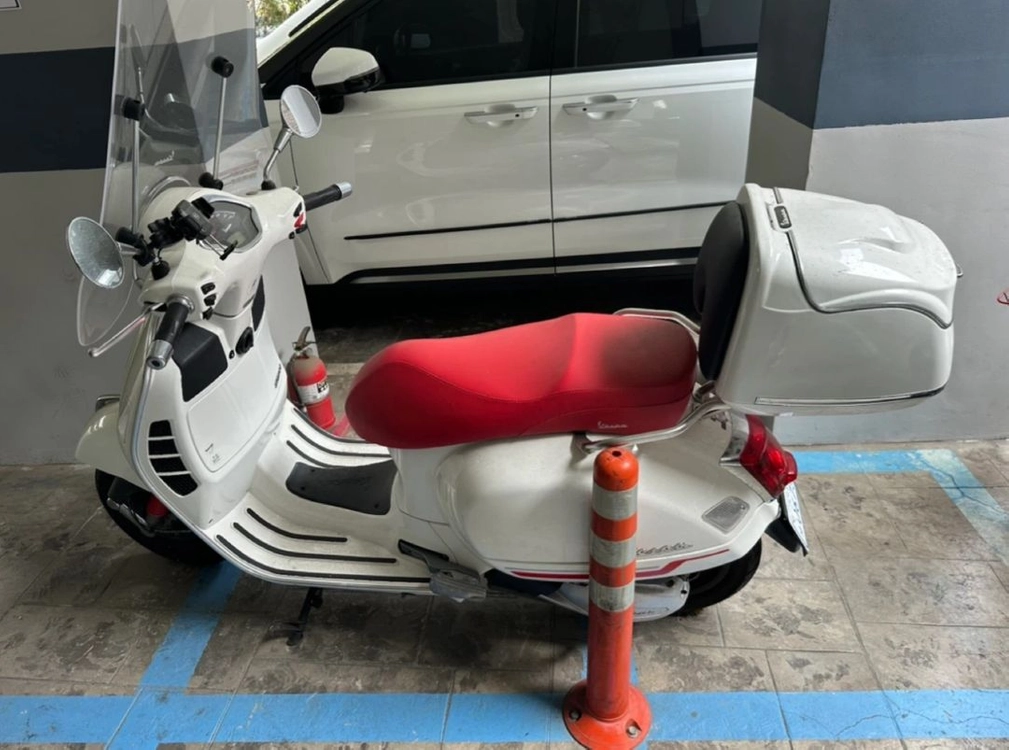 23년 베스파 GTS300 스쿠터 짦은 키로수팝니다 이미지