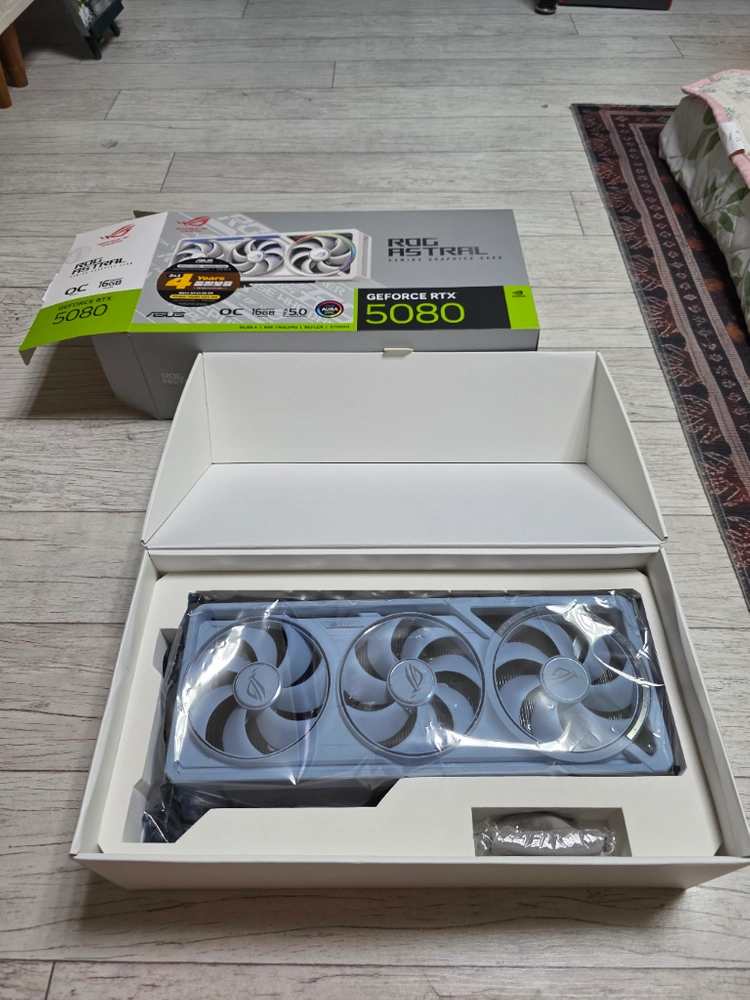 ASUS ROG RTX5080 ASTRAL WHITE 인텍앤컴퍼니 그래픽카드 이미지