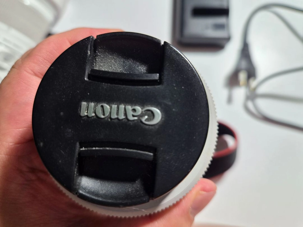 캐논 100D 화이트바디 , 번들 , 40mm 단렌즈 팔아여 이미지