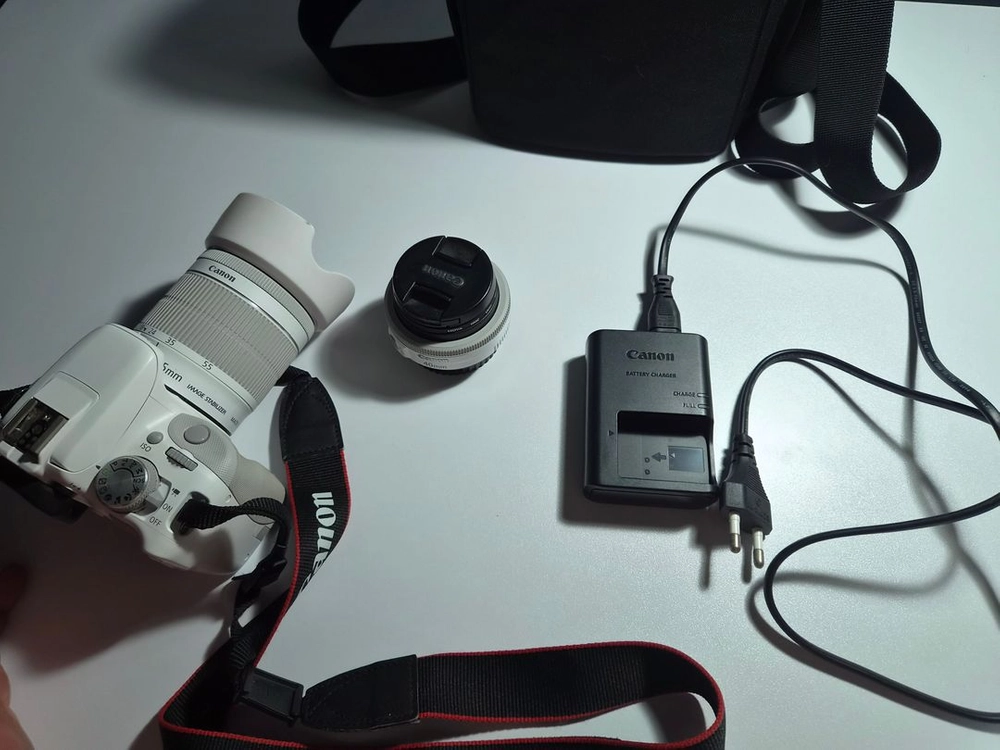 캐논 100D 화이트바디 , 번들 , 40mm 단렌즈 팔아여 이미지