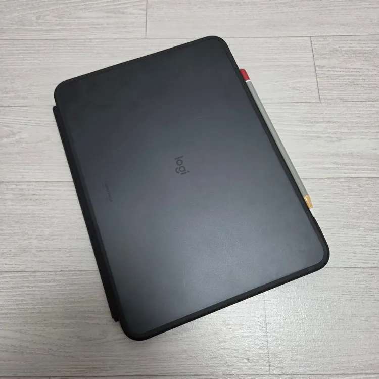 아이패드 11 프로 M4 512GB 실버 + 로지텍 콤보 터치 키보드 + 애플펜슬 팝니다 이미지