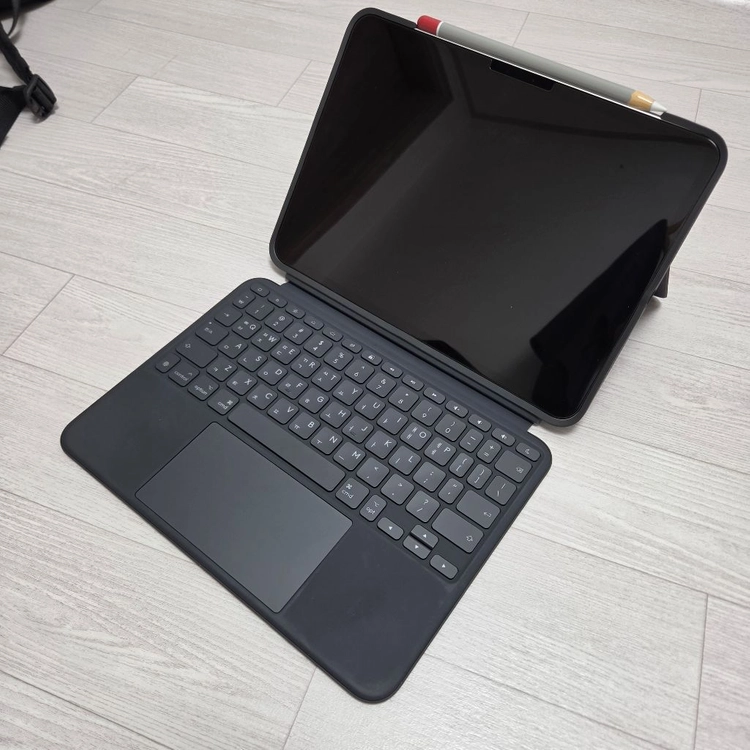 아이패드 11 프로 M4 512GB 실버 + 로지텍 콤보 터치 키보드 + 애플펜슬 팝니다 이미지