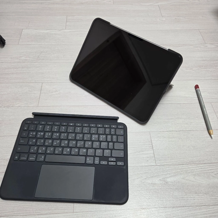 아이패드 11 프로 M4 512GB 실버 + 로지텍 콤보 터치 키보드 + 애플펜슬 팝니다 이미지