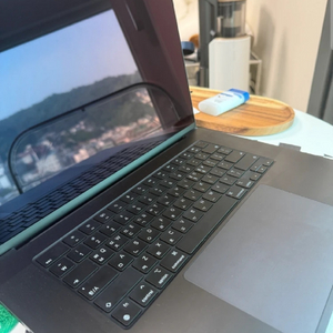 맥북 프로 16인치 m4 ram24gb ssd512gb 블랙 팝니다 이미지