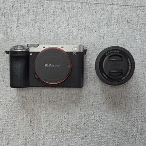 소니 A7C2 실버 + 28-60mm 렌즈 이미지