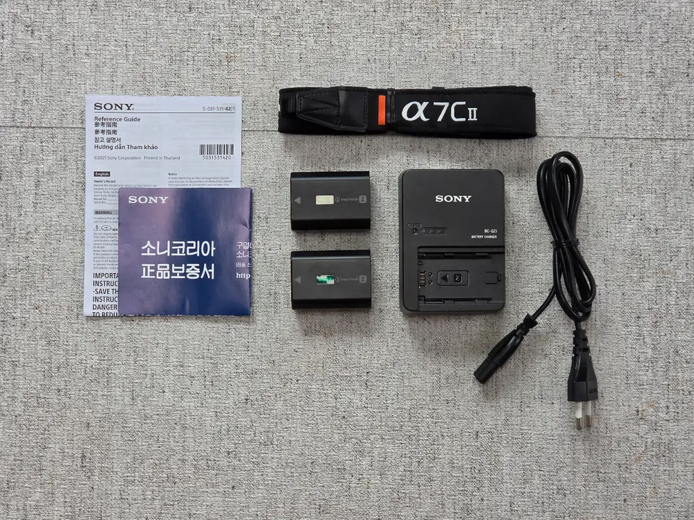 소니 A7C2 실버 + 28-60mm 렌즈 이미지