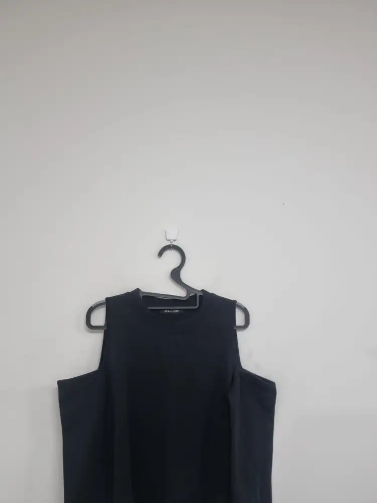 한섬 다미르도마 DAMIR DOMA 블랙 컷아웃 오픈숄더 맨투맨 국내정품 이미지