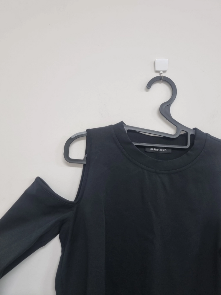 한섬 다미르도마 DAMIR DOMA 블랙 컷아웃 오픈숄더 맨투맨 국내정품 이미지