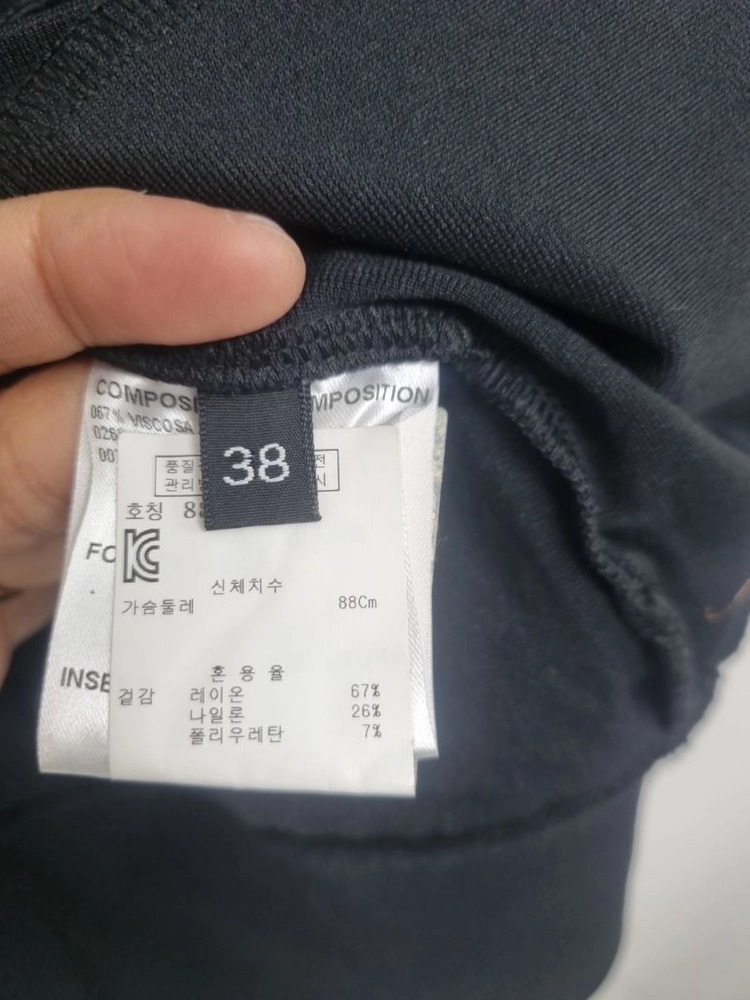 한섬 다미르도마 DAMIR DOMA 블랙 컷아웃 오픈숄더 맨투맨 국내정품 이미지