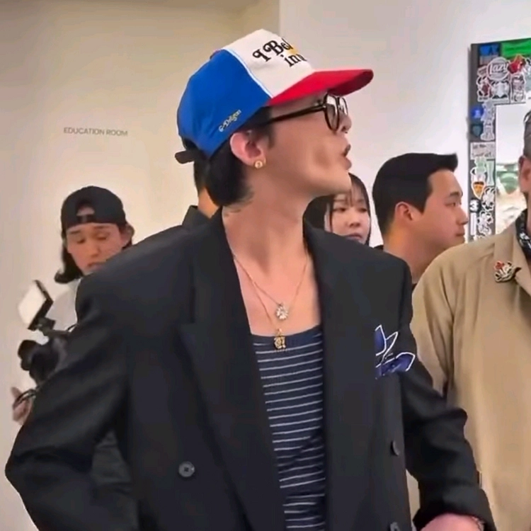 지디 보잉 안경 지드래곤 뿔테 권지용 선글라스 톰포드 GD 베르디 안경테 이미지