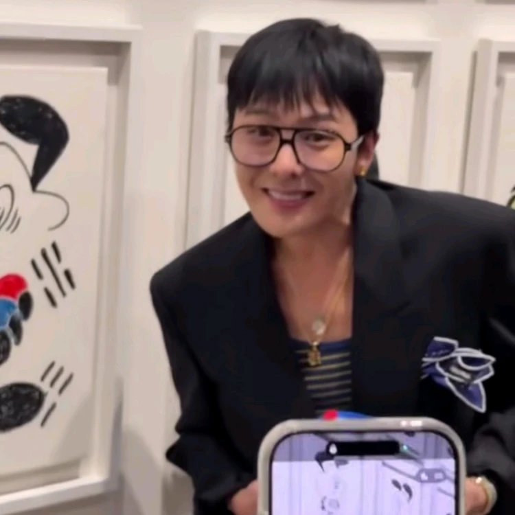 지디 보잉 안경 지드래곤 뿔테 권지용 선글라스 톰포드 GD 베르디 안경테 이미지