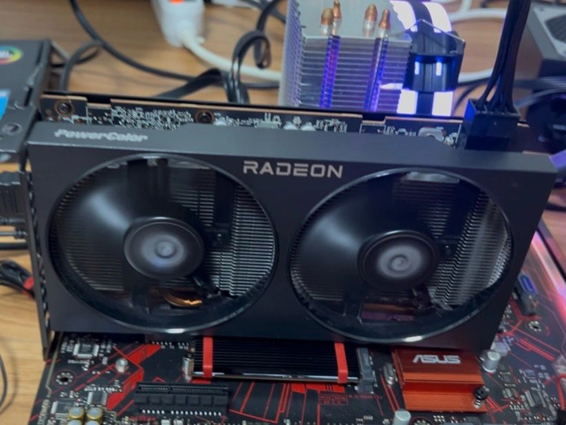 파워컬러 라데온 RX7600 그래픽카드 이미지