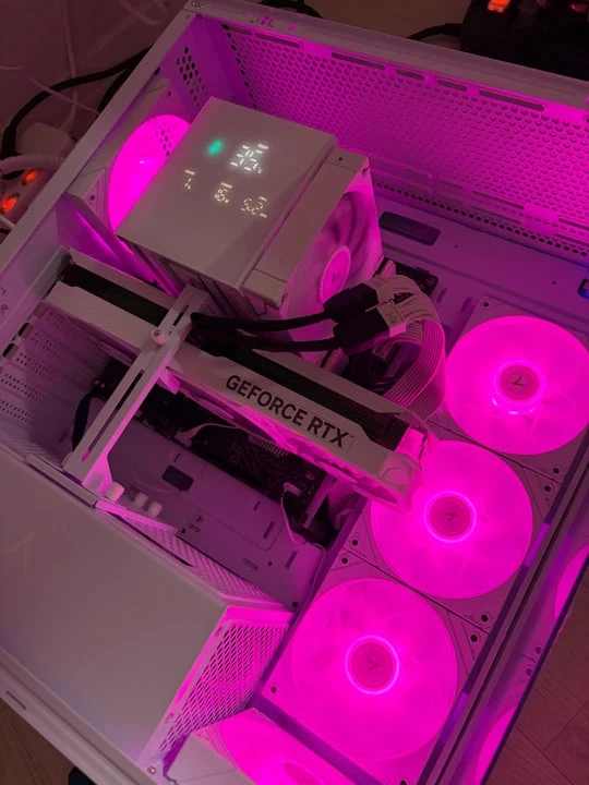 올화이트 고사양 본체 (13700K + RTX 4070 SUPER) - 안심되는 중고거래