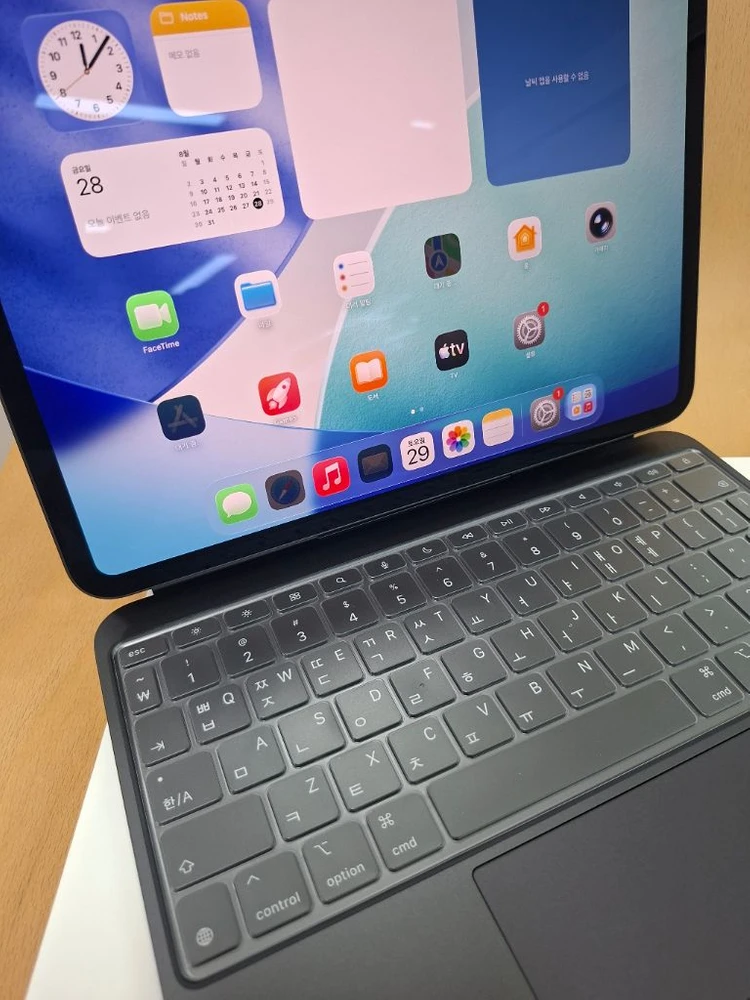 아이패드프로11 M5 셀룰러 256GB 애케플+매직키보드 포함 판매합니다. 이미지