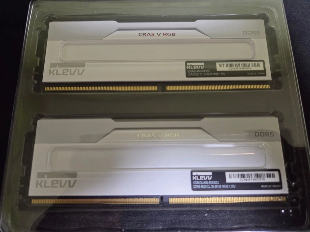 에센코어 클레브 DDR5-6000cl30 32gb 메모리 화이트 패키지 이미지