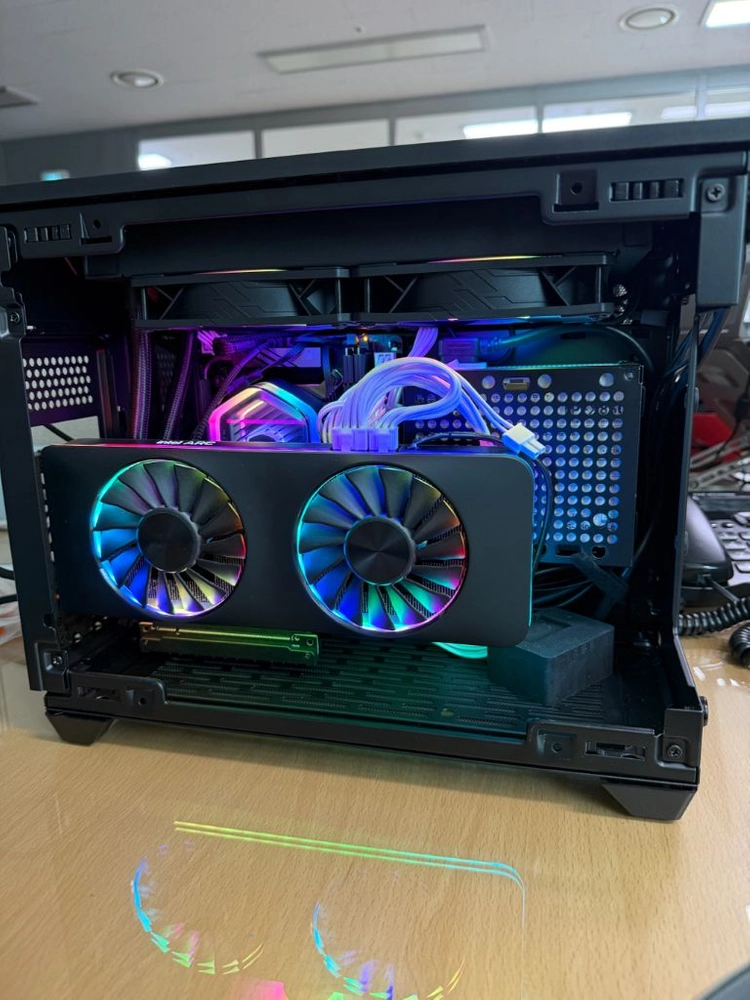 itx 본체 285k + 32gb ram + 1tb ssd + intel arc a770 이미지