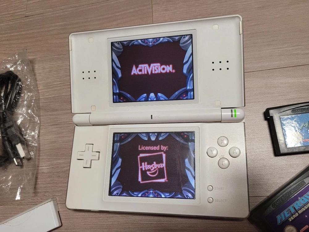 닌텐도ds dslite 본체 충전기 펜 그리고 팩3개 일괄 팔아요. 사진과 같구요..팩2개는 한글판이에요.. - 안심되는 중고거래