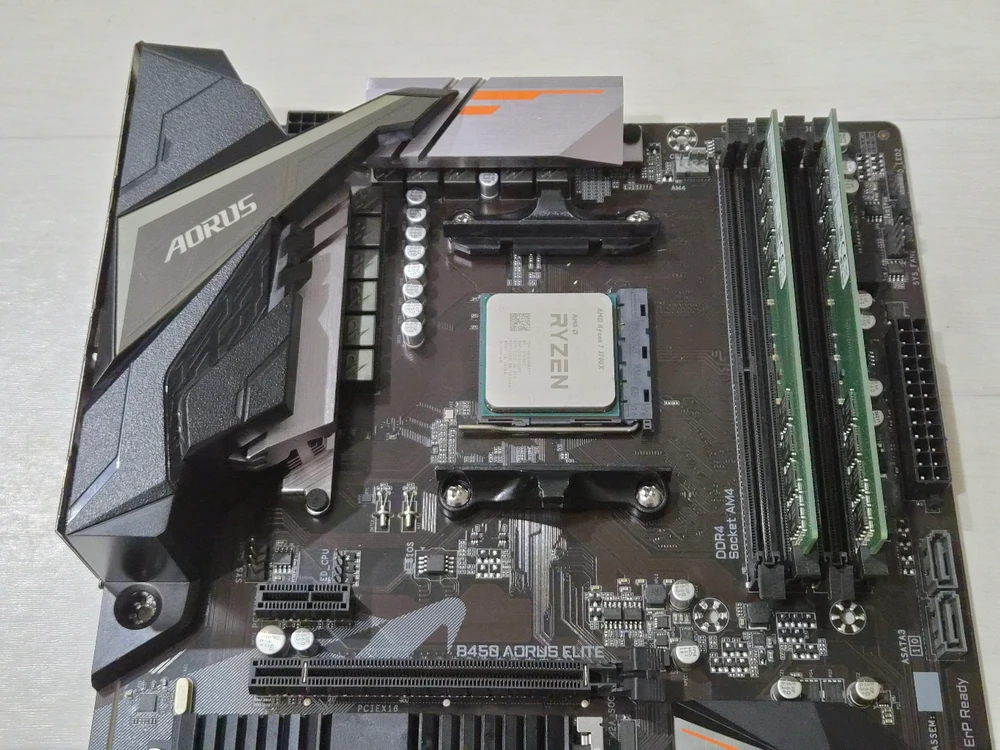 R7 3700x, B450 aorus elite, ddr4 16gb 세트 이미지