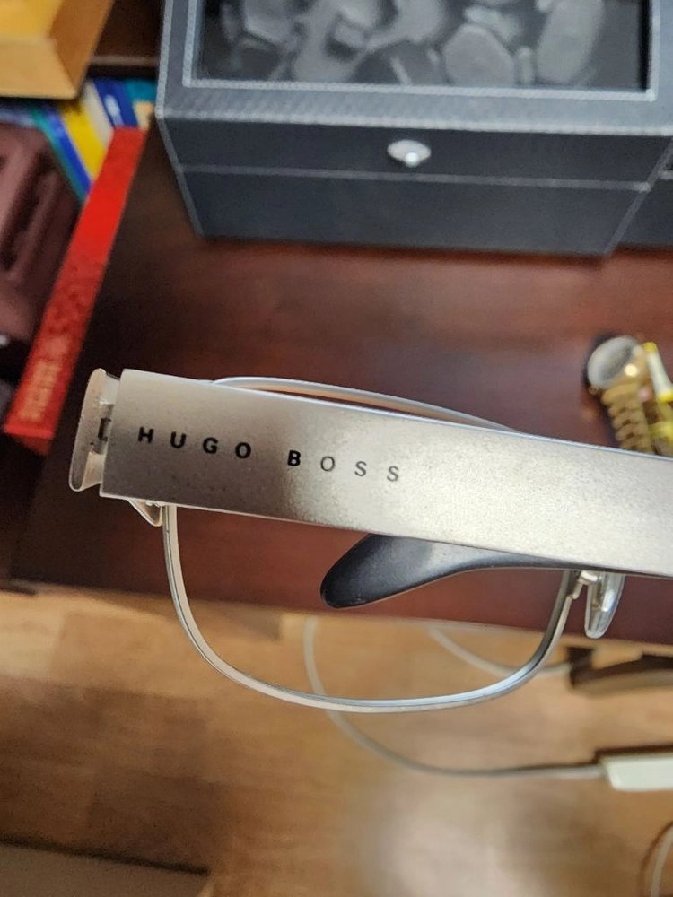 Hugo Boss 은색 안경테 이미지