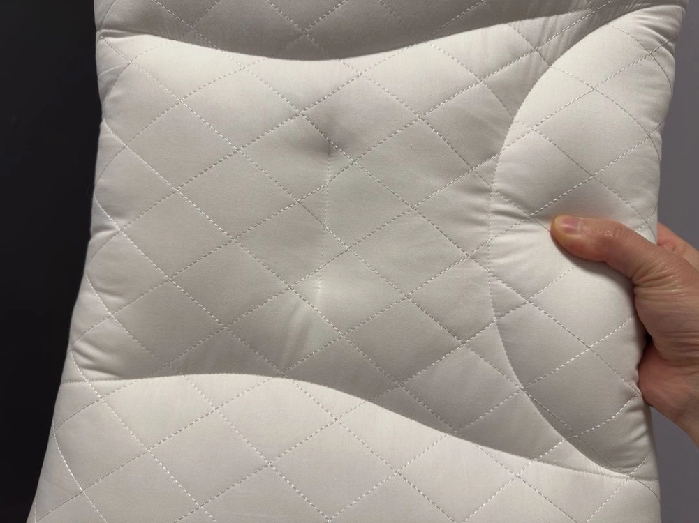 아이유 깊은잠 베개 이미지