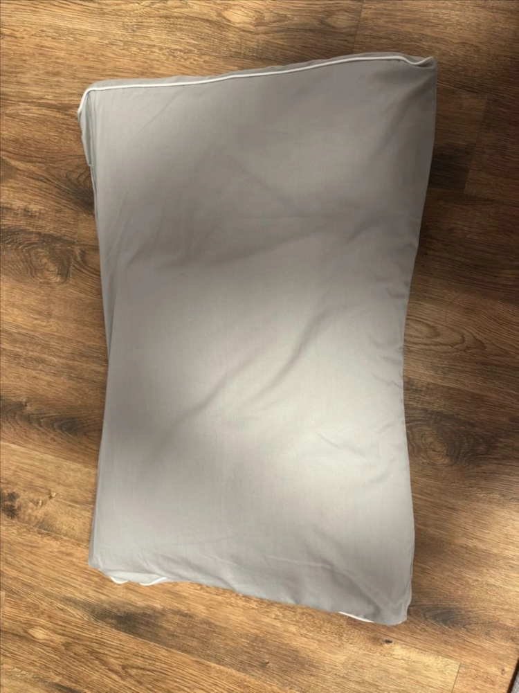 아이유 깊은잠 베개 이미지