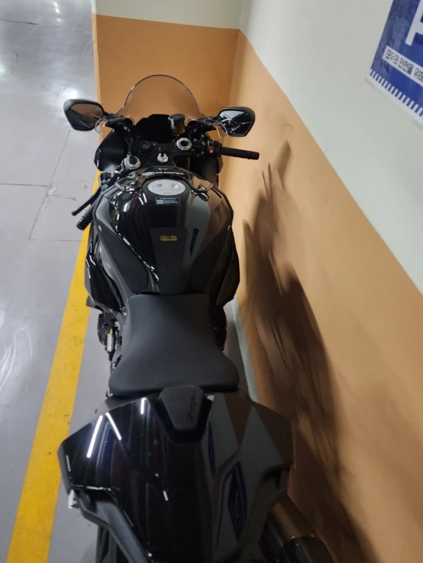 BMW S1000RR 블랙 오토바이 25년식 신차급수준 이미지
