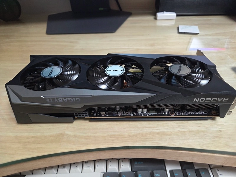 RX 7600 그래픽카드 이미지