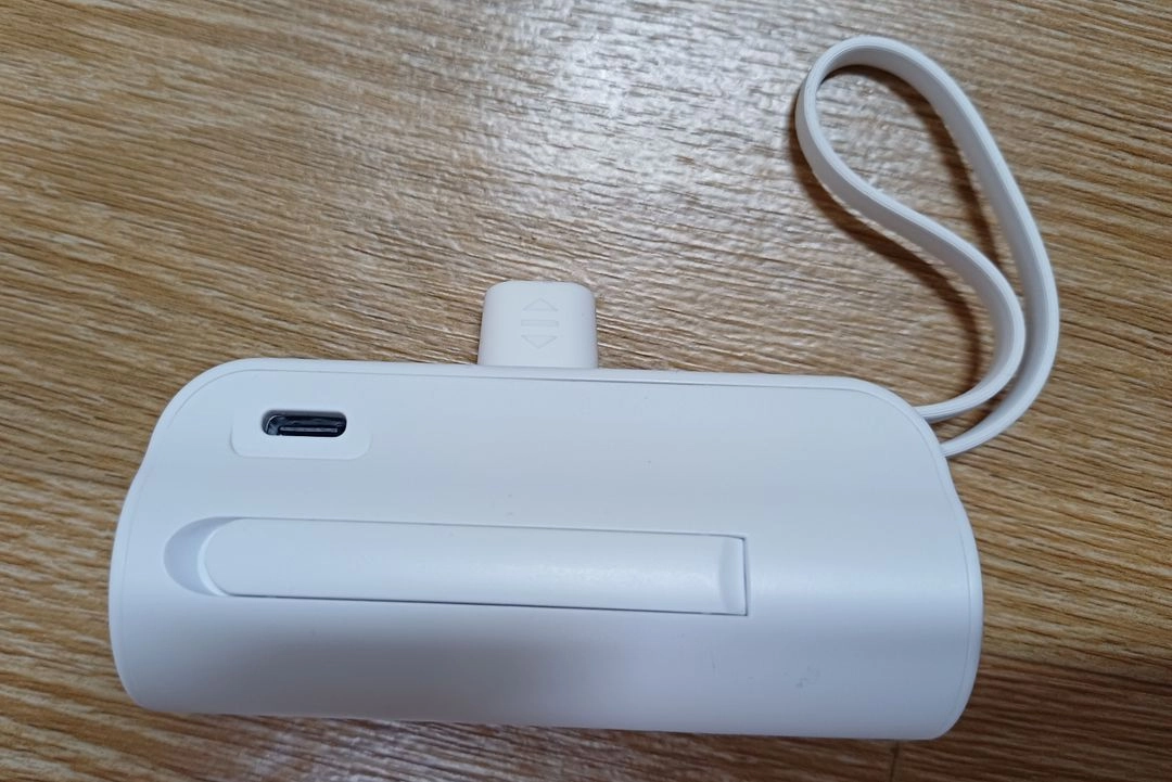 케이블 일체형 도킹 보조배터리 5000mAh 이미지