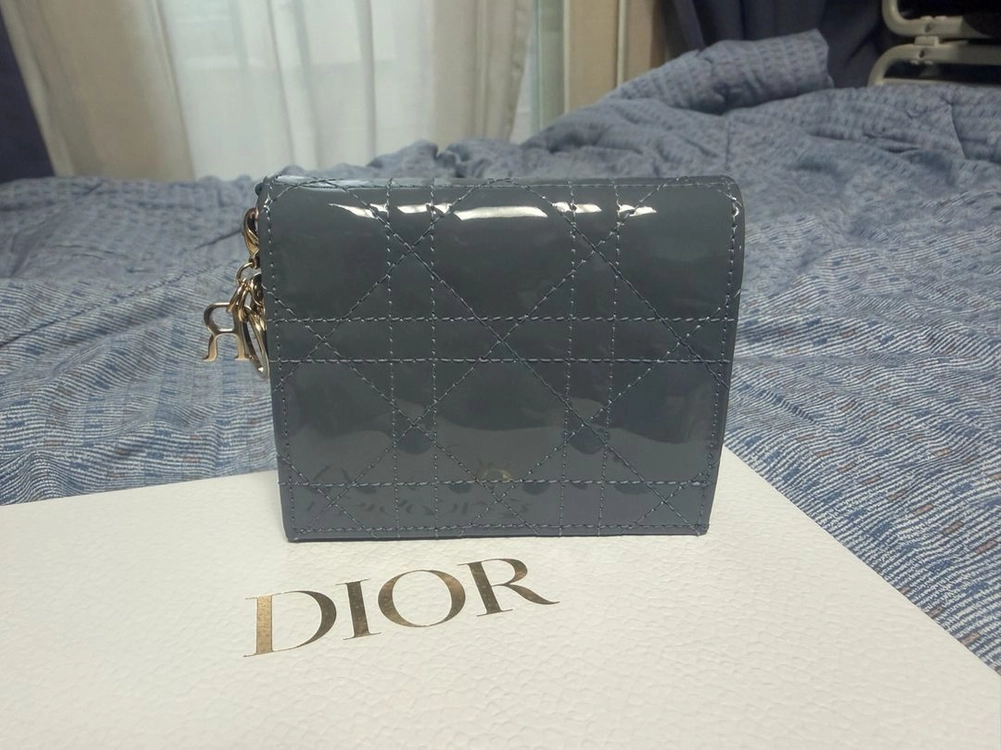 디올 레이디 까나쥬 지갑 새제품 풀박스 루이비통 샤넬 구찌 에르메스 리모와 보테가 Dior 이미지
